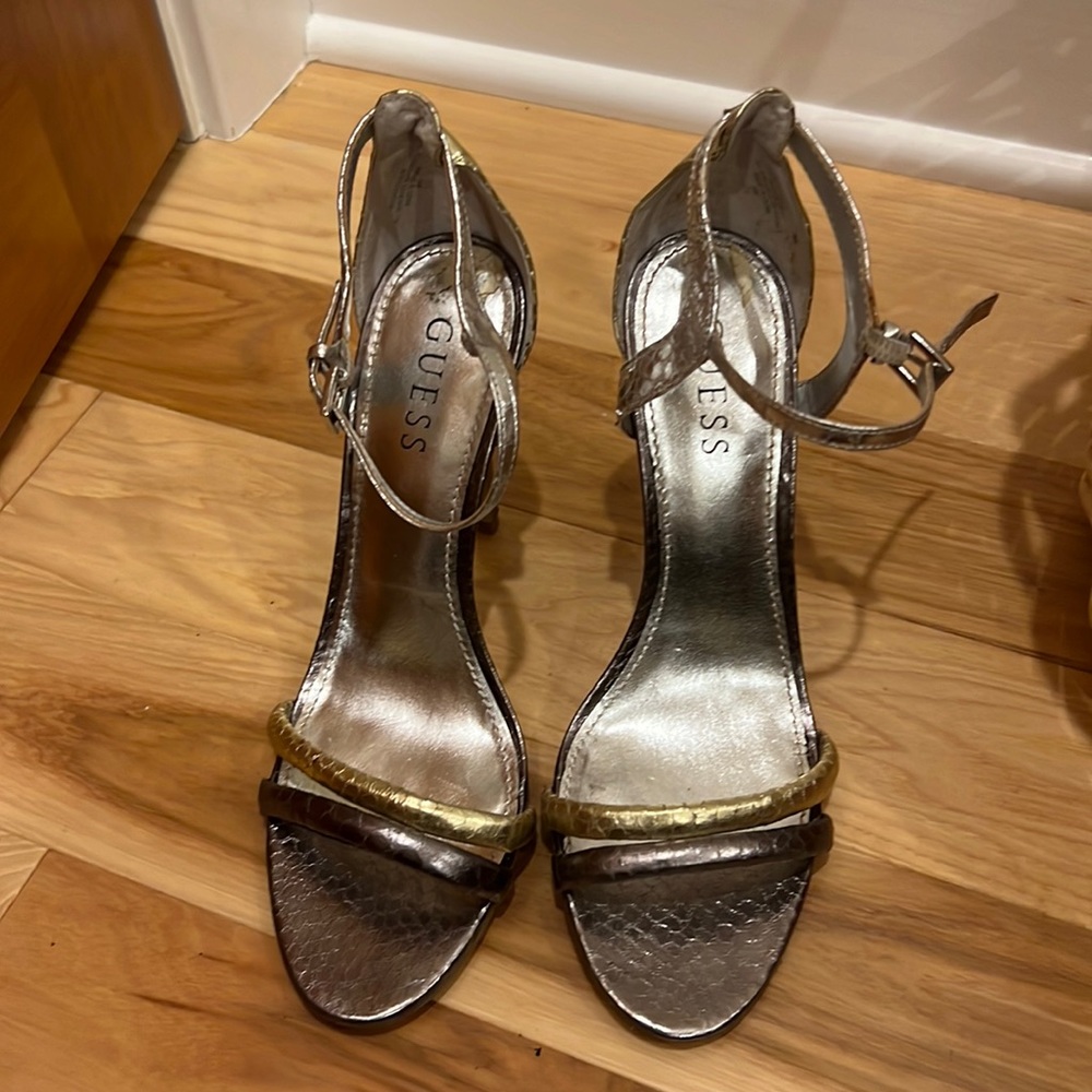 GUESS SIZE 8 GOLD AND SILVER METALLIC HEELS